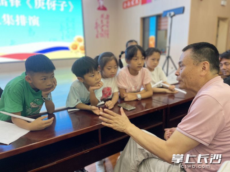 周琦在给小演员们讲戏。均为受访者供图