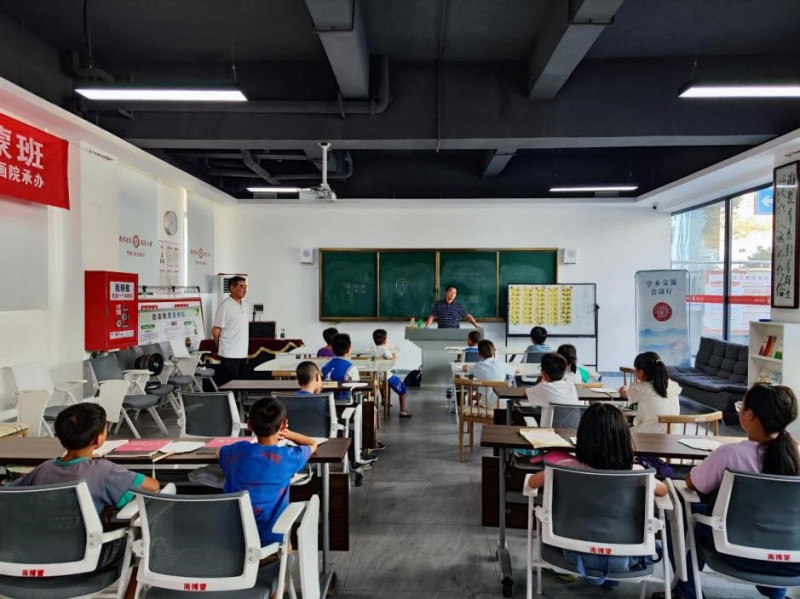 传授相关习字经验。南市社区供图