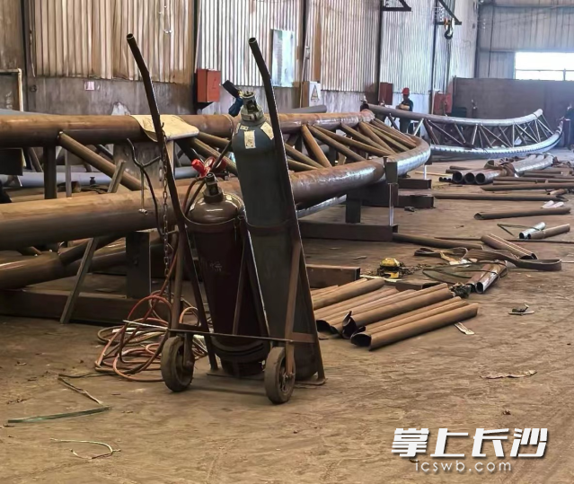 公司厂区内危险化学品未保持安全距离，执法人员当场开具了执法文书，要求进行整改。长沙晚报通讯员 宋进源供图