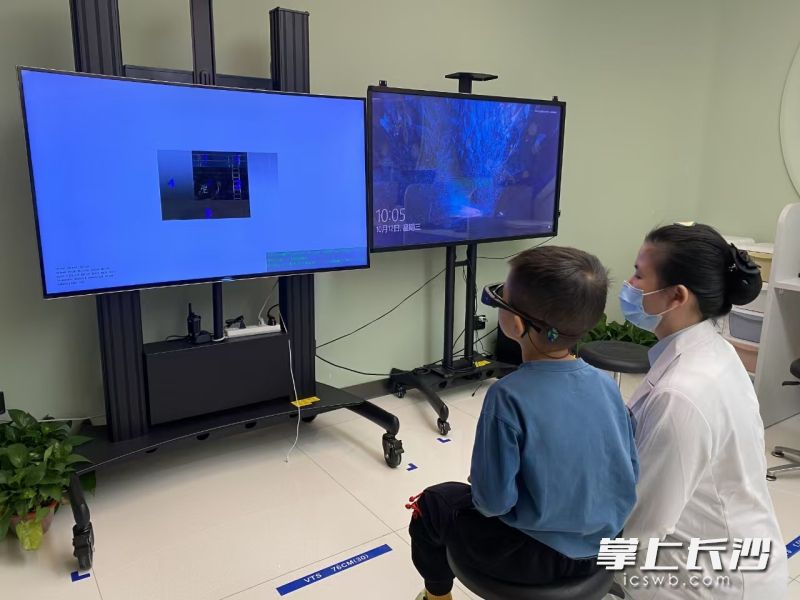 一名儿童正在接受视觉训练。