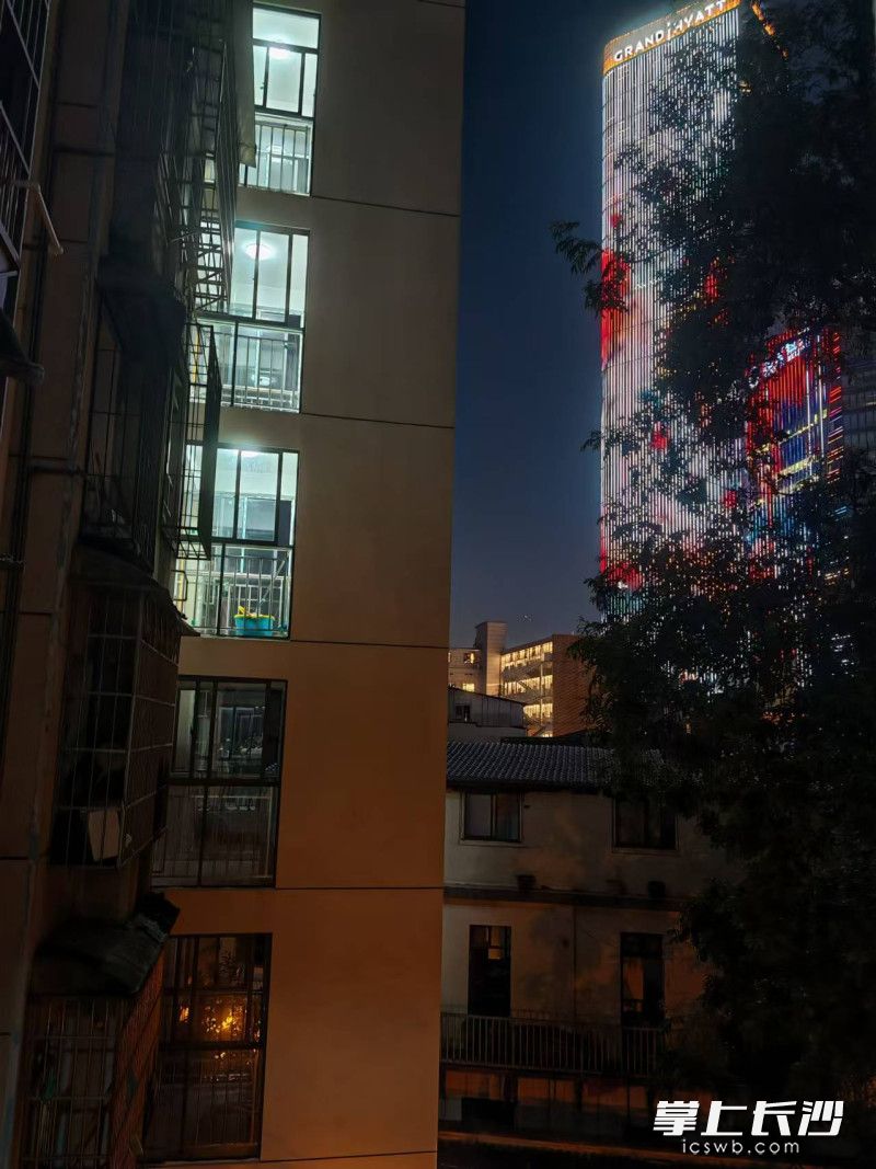 站在廊桥上，张星宇用手机拍下的夜景。受访者供图