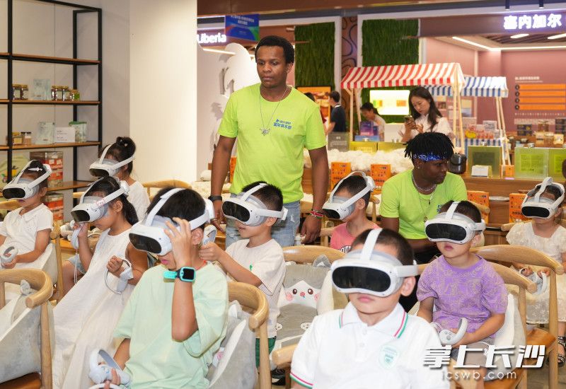 孩子们通过VR眼镜，沉浸式体验了一次奇妙的非洲之旅。