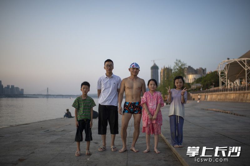 从右至左，为陈蔓琪、陈灵萱、胡家家、张人涛和他的儿子。