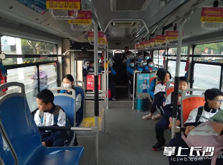 此前，长沙公交集团已开通86条校园定制公交线路，让学生们从家门口便捷地到达学校。  资料图片