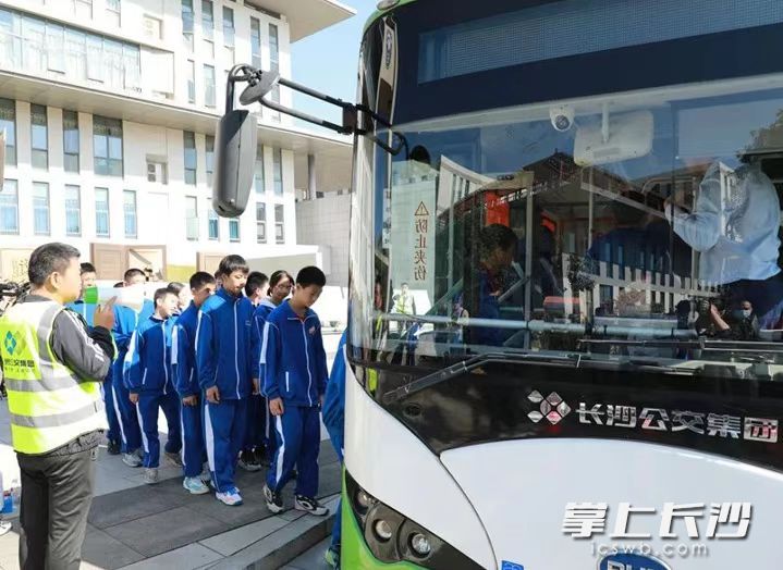此前，长沙公交集团已开通86条校园定制公交线路。  资料图片