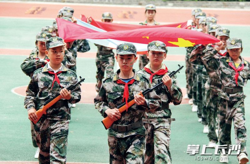 育新小学前身为中国人民解放军第四军政干校子弟学校，是全国第一所少年政治军校，也是被国家教育部认定的“全国国防教育特色学校”。