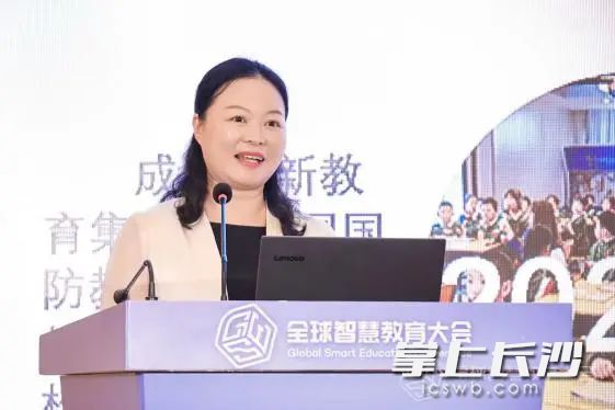 2024全球智慧教育大会上，杨娜作题为《书香筑梦 智享未来——数智阅读平台赋能学生阅读素养的提升》的主题分享。照片由学校提供