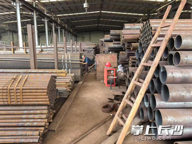 厂区内疏散通道堆放了钢材等货物，疏散通道被严重堵塞。长沙晚报通讯员 陶浩东供图