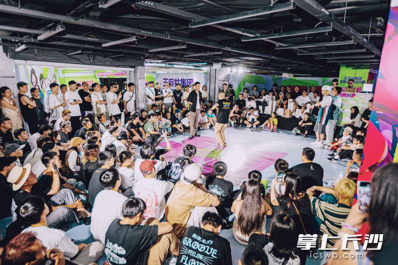 8月30日晚，来自中国、西班牙、俄罗斯等地的超400名街舞达人齐聚一堂，以舞会友。长沙晚报全媒体记者 吴鑫矾 通讯员 邬振 摄