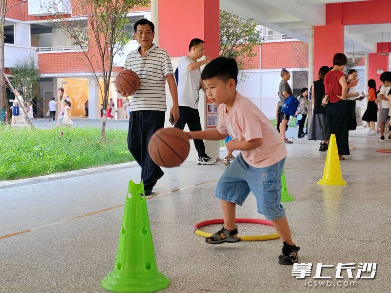 亲子互动，让体育精神学习融入到运动中。