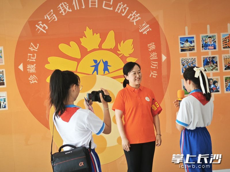 红领巾广播站小记者们的采访现场。