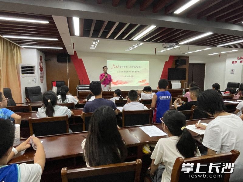 邢庆英为社区青少年带来一场别开生面的党史故事宣讲。长沙晚报通讯员 许娟娟 供图 邢庆英为社区青少年带来一场别开生面的党史故事宣讲。长沙晚报通讯员 许娟娟 供图