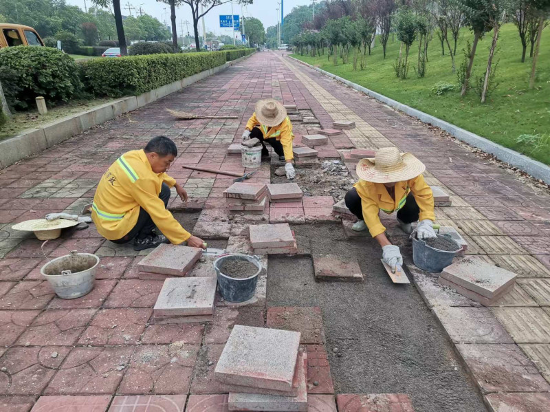 学校周边的破损人行道地砖被重新铺设。均为长沙晚报通讯员 吴荆洲 供图