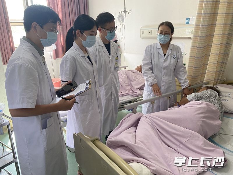 中南大学湘雅三医院内分泌科医护人员在病房了解糖尿病足患者的病情。医院供图