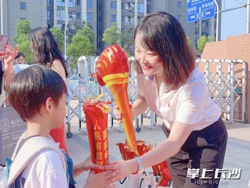 接过代表“梦想”的火炬后，“启小新”的逐梦奥运会就开始啦！长沙晚报通讯员 孙紫艺 张婷 摄