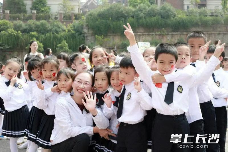 朱鸿雁跟学生在一起。照片由学校提供。