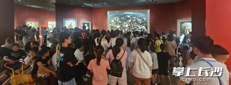 市民游客在认真参观。均为李自健美术馆供图