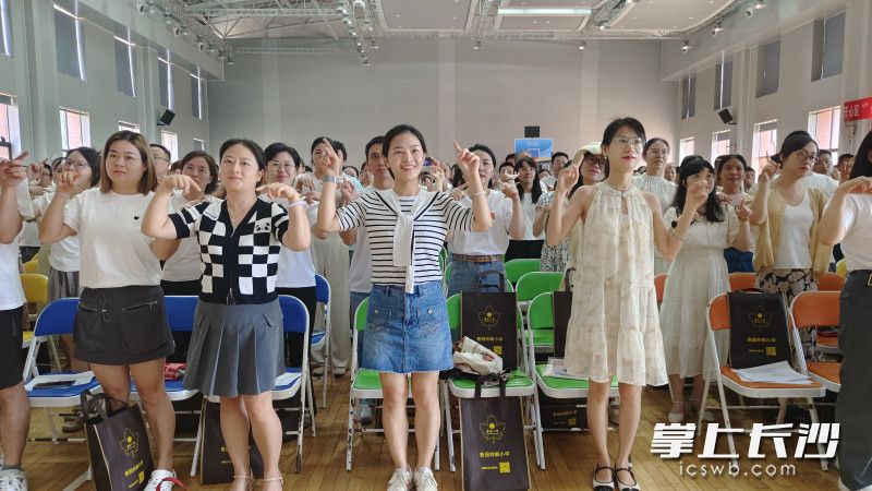 家长们跟随音乐体验阳光大课间活力操。长沙晚报全媒体记者张炎炎摄