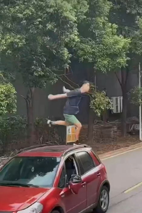 违法视频截图。