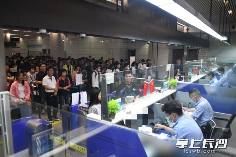 长沙口岸边检入境执勤现场。  通讯员供图