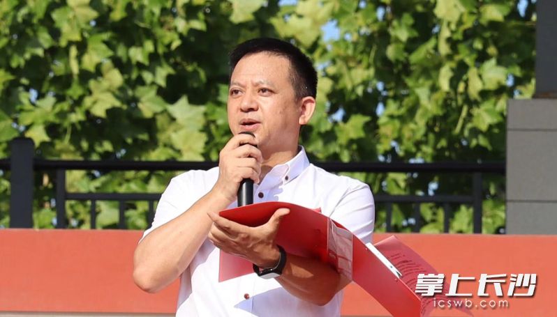 卢季松希望同学们以“奥运之光”点亮“成长之道”。长沙晚报通讯员 袁青 供图