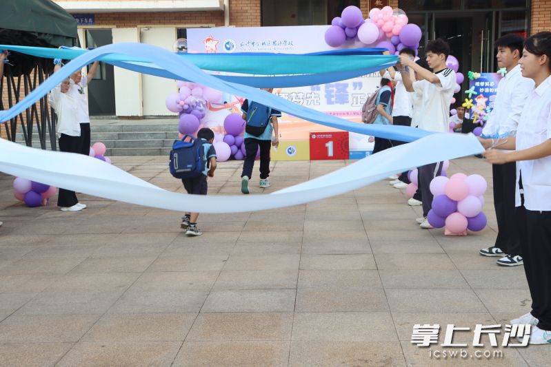 同学们穿过彩色绸缎，冲刺入校。 均为长沙晚报通讯员魏如烟供图
