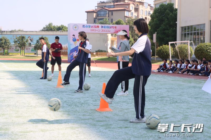 同学们在练习踢足球。