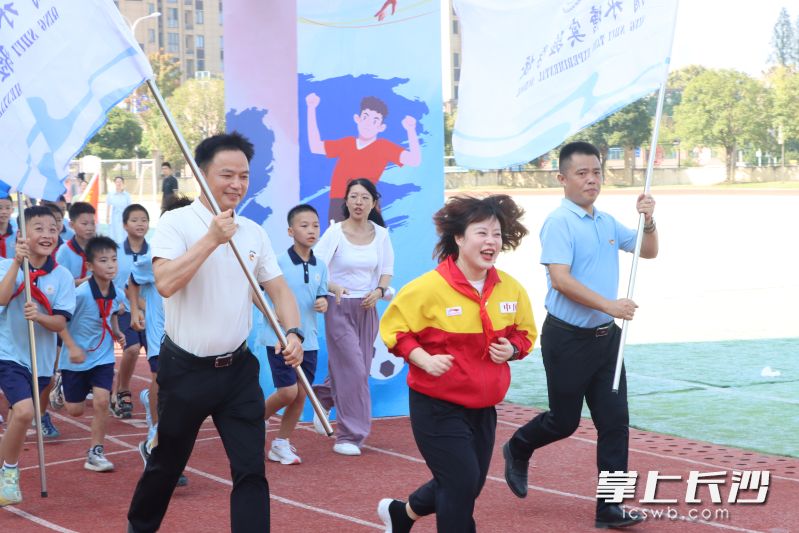王明娟和师生一起奔跑在操场上。