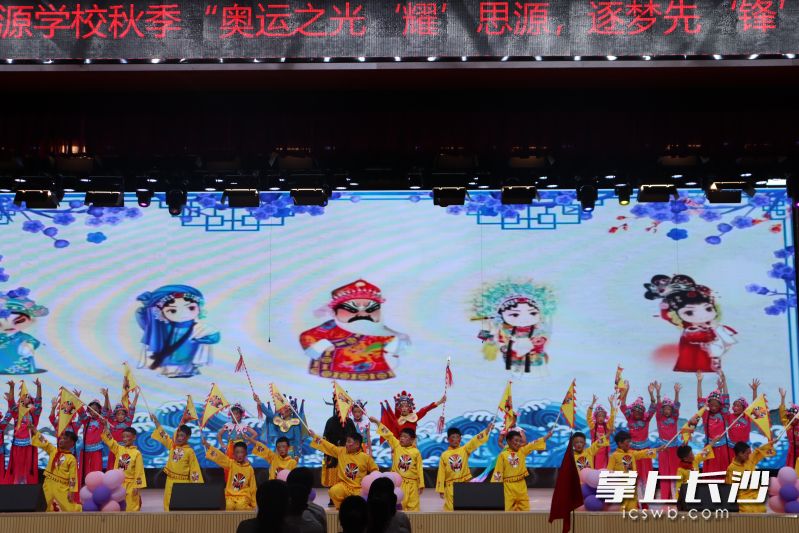 开学典礼上，同学们表演了精彩的节目。