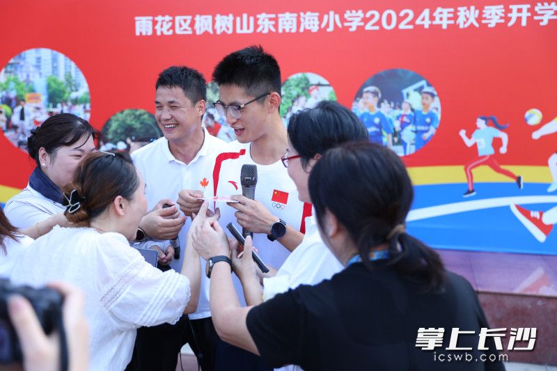 少年运动员在校园里受到了偶像级的追捧。