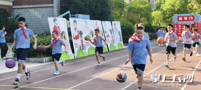 枫树山东南海小学的“奥运健儿们”的运动创意秀也震撼了全场。