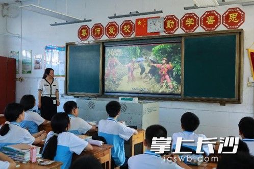 浏阳市古港中学组织观看《风雨同心，人民至上》开学第一课，旨在带给学生心灵的震撼与感动，树立积极正确的榜样目标。照片由学校提供
