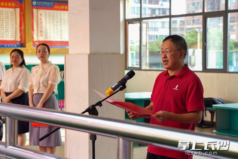 印遇龙院士为长郡芙蓉中学的同学们讲“开学第一课”。