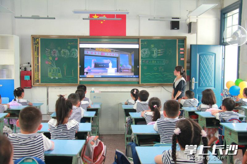 芙蓉区大同崇文小学的学生们在老师的带领下观看《开学第一课》。长沙晚报通讯员 李珂 摄
