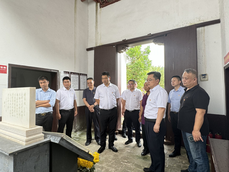 与会人员正在李志民故居参观