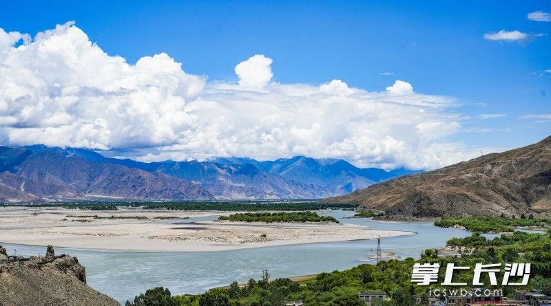 青山远黛,近水如烟。高原处处是山水画卷。长沙晚报全媒体记者 邹麟 摄 青山远黛,近水如烟。高原处处是山水画卷。长沙晚报全媒体记者 邹麟 摄