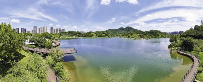 美丽的尖山湖吸引了大量企业入驻。