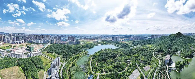 历经多年发展，尖山湖片区从一片荒芜到高楼林立。图片均来源于湖南湘江新区（长沙高新区）管理委员会、长沙市岳麓区人民政府网站。周柯宇 摄