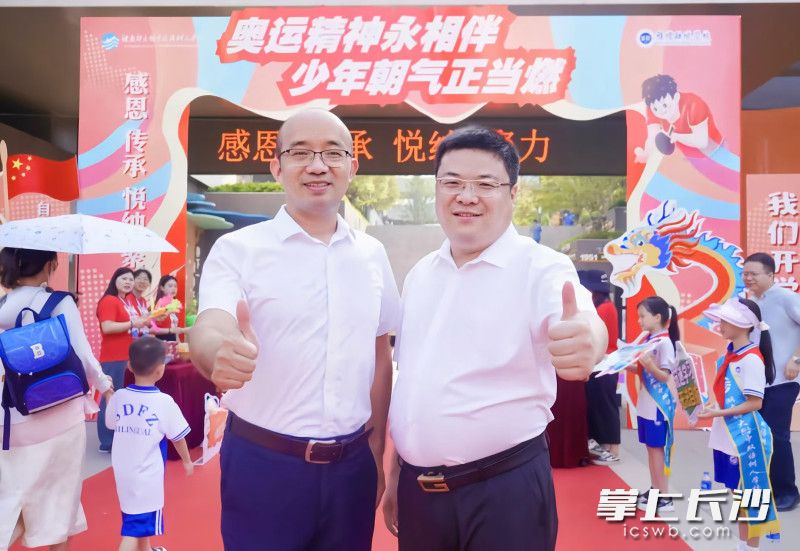 新学期，两校校长一同迎接学生们。均为通讯员供图