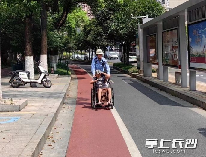 辅警张震一路推着轮椅把老人安全送到了芙蓉广场公交站。长沙晚报通讯员 杨哲 供图