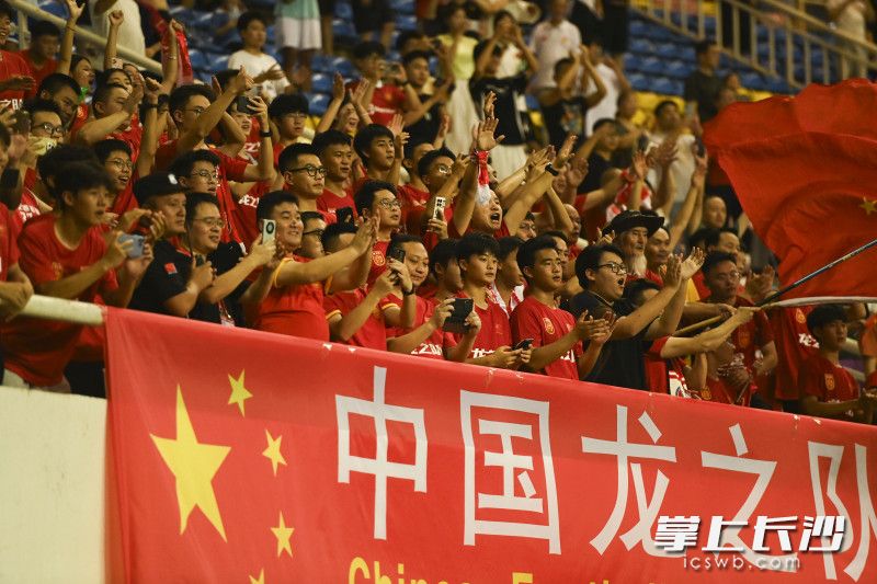 长沙球迷向U21国足队员鼓掌。