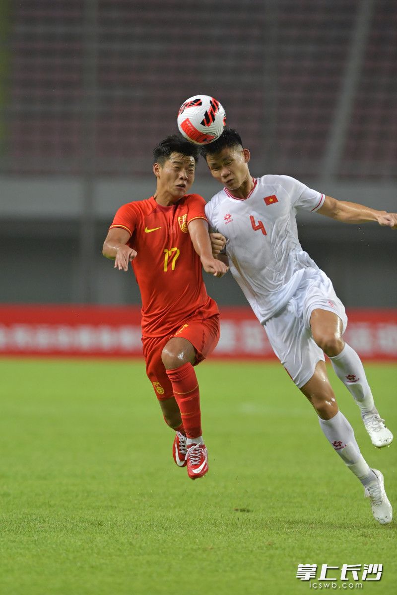 9月4日晚，中国U21队队员（红）与越南U21队队员在比赛中拼抢。