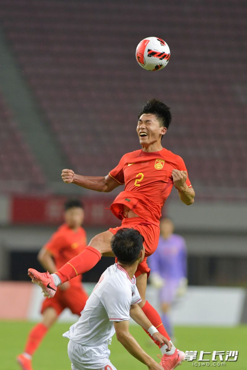 9月4日晚，中国U21队队员（红）与越南U21队队员在比赛中拼抢。