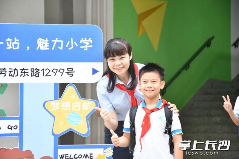 丁君囡与学生一起迎接新学期。  均为学校供图
