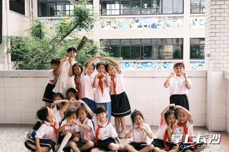 曾佩瑶老师跟学生们在一起。所有照片由本人提供