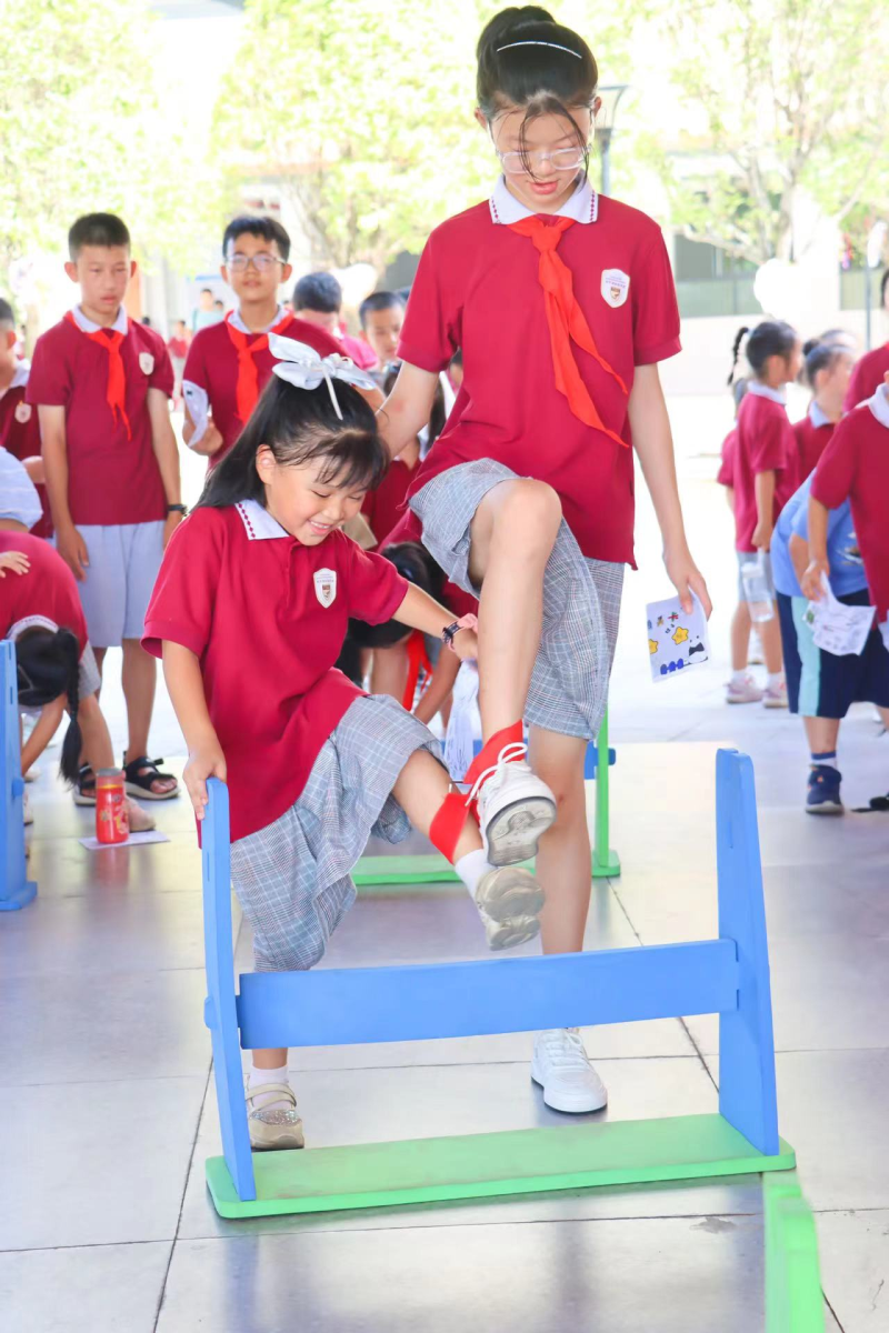 高年级的哥哥姐姐们带着一年级的“小萌新”学习奥运知识、体验运动项目。