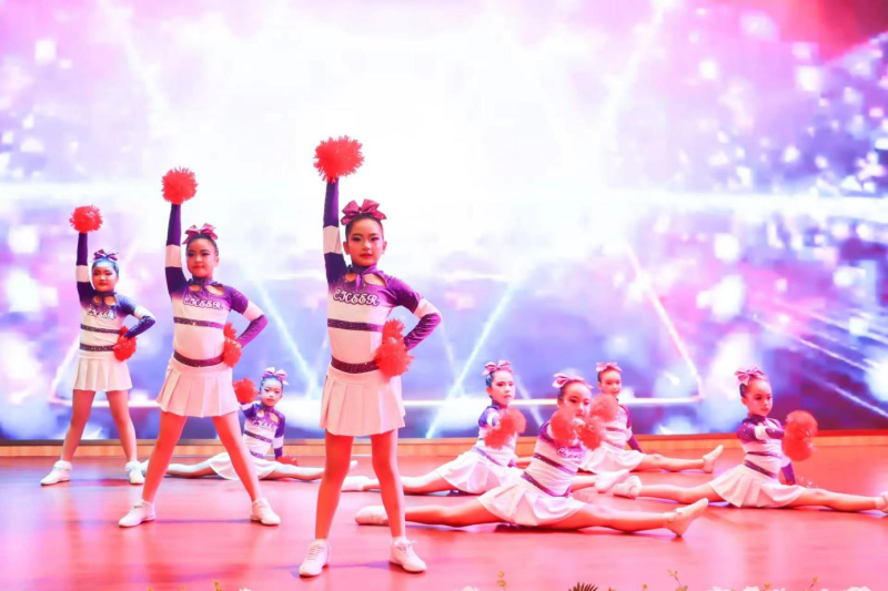 啦啦操社团和街舞社团的同学们带来了一场精彩的开场秀。均为长沙晚报通讯员 邓斯予 摄