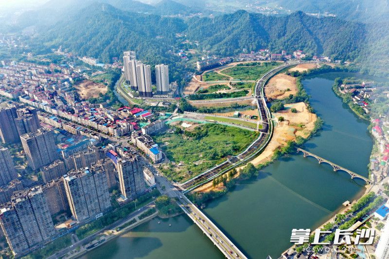 位于浦梓港片区的将军路、将军路桥、湘赣大道三个路桥项目正式通车，标志着浏阳河城区段文化旅游项目取得新进展。长沙晚报通讯员 刘华 摄