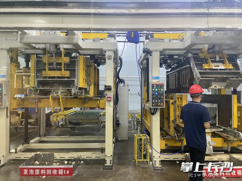 长沙格力智能化生产场景给大家留下了深刻印象。长沙晚报全媒体记者 周斌 摄