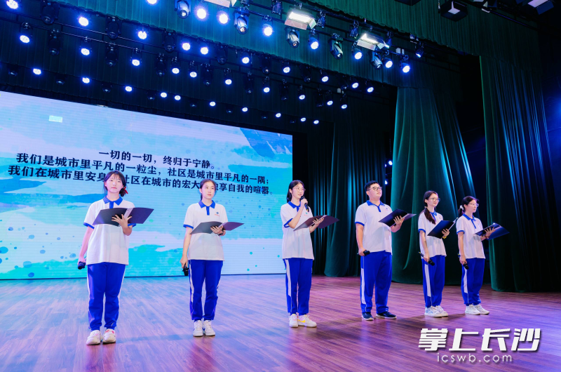 实践团队分享社会实践中的经历和收获。